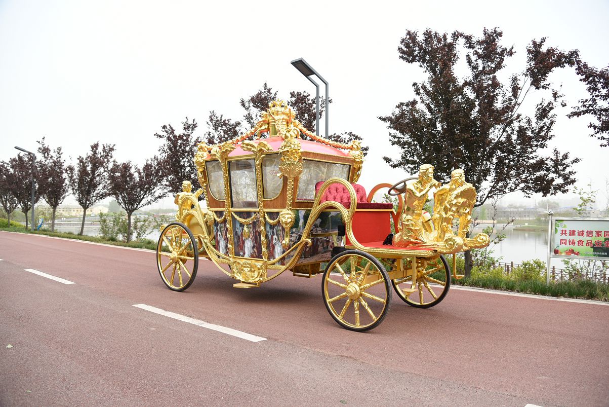 This is a gold state coach replica, original from England. It's use for carry important people, politicians, we made the replica and install with electric power, suitable for sightseeing, tourism and wedding event.