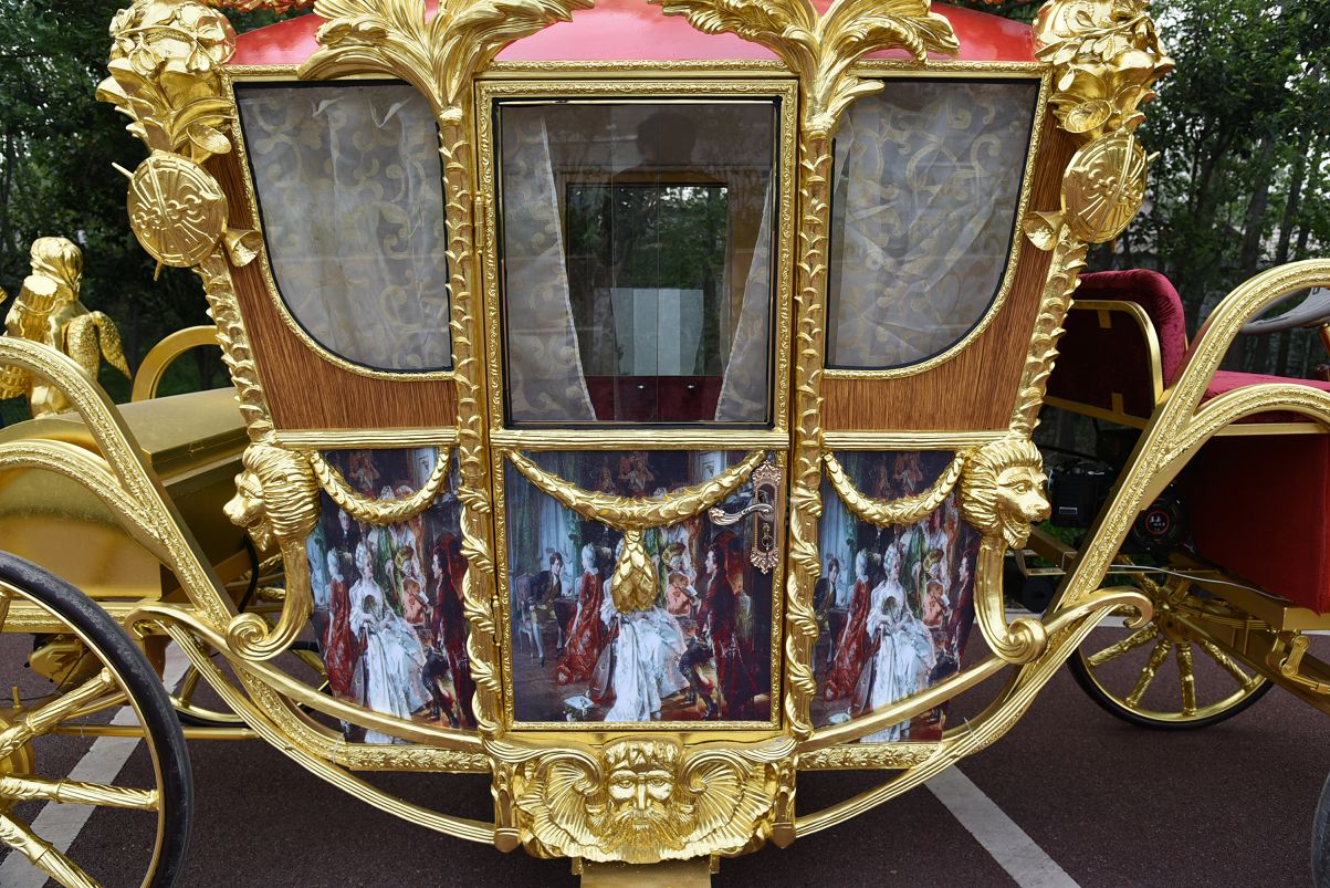 This is a gold state coach replica, original from England. It's use for carry important people, politicians, we made the replica and install with electric power, suitable for sightseeing, tourism and wedding event.