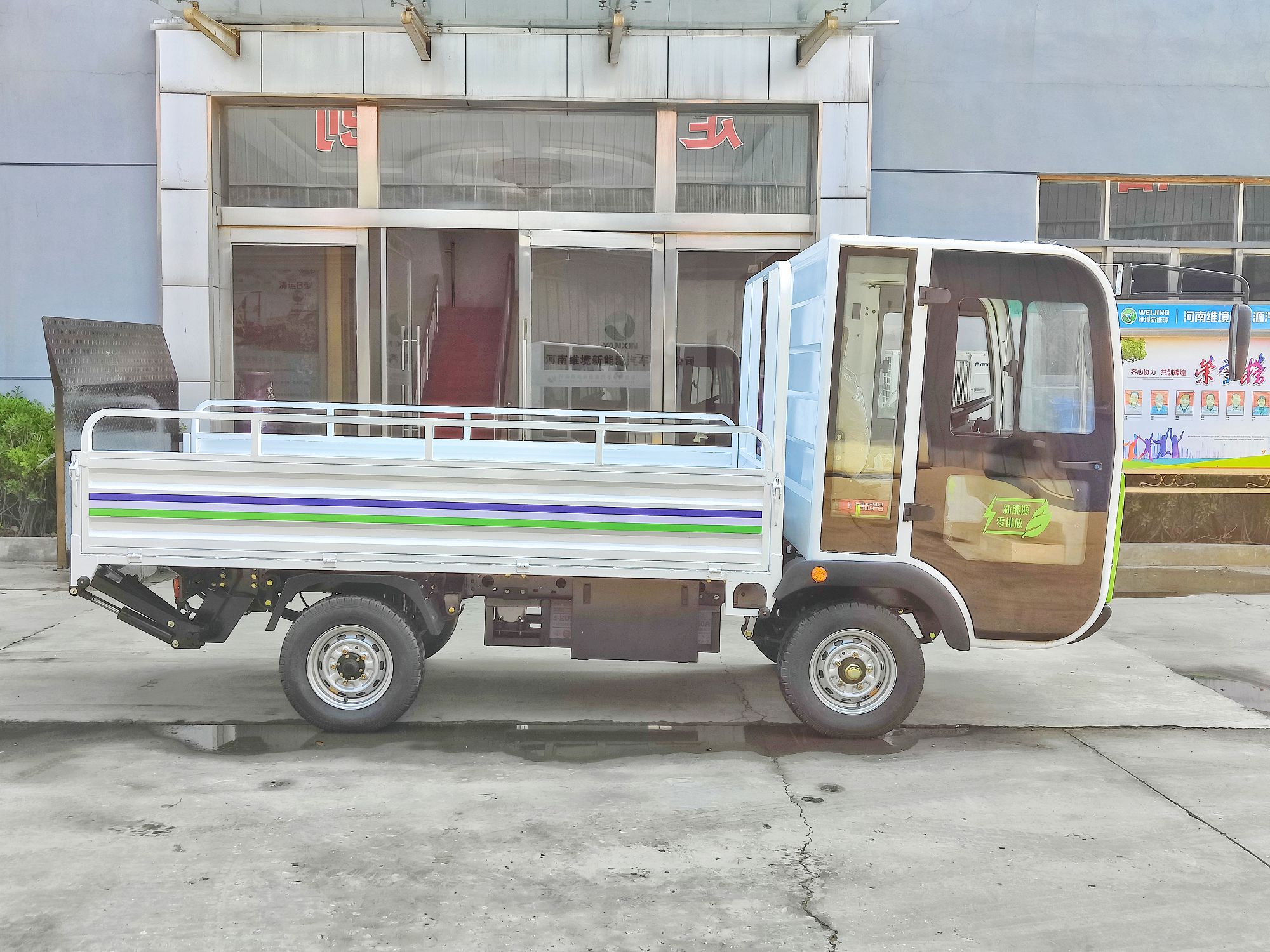 Cargo bed of the TAYLOR DUNN-inspired truck, demonstrating its spaciousness and customization options.
